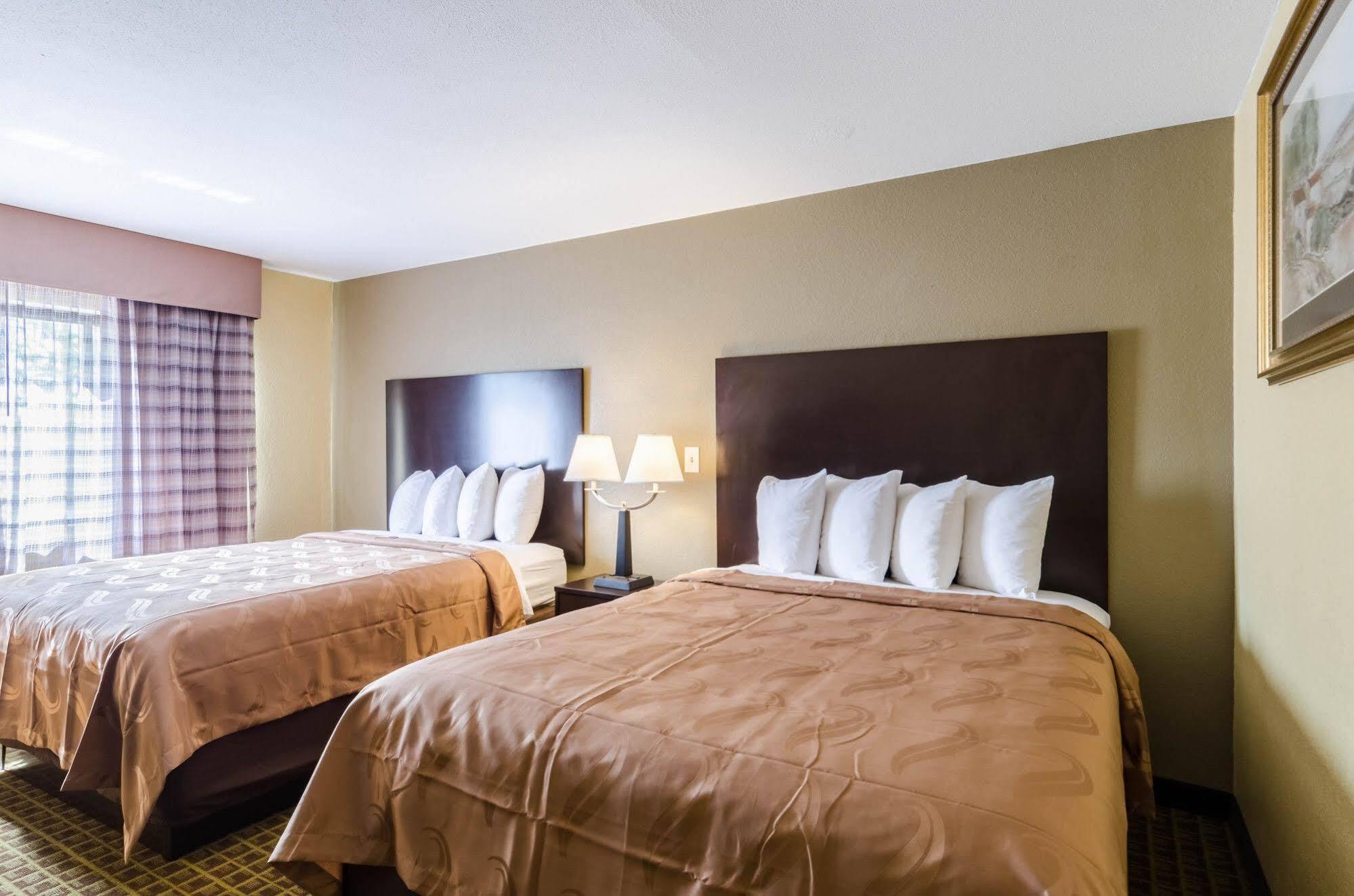 Rodeway Inn 布罗克顿 外观 照片